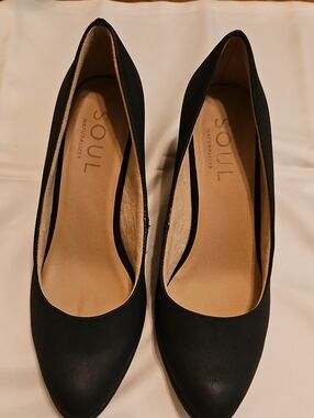 SOUL Naturalizer Women's Black Pointed-Toe Pumps. Size 10.